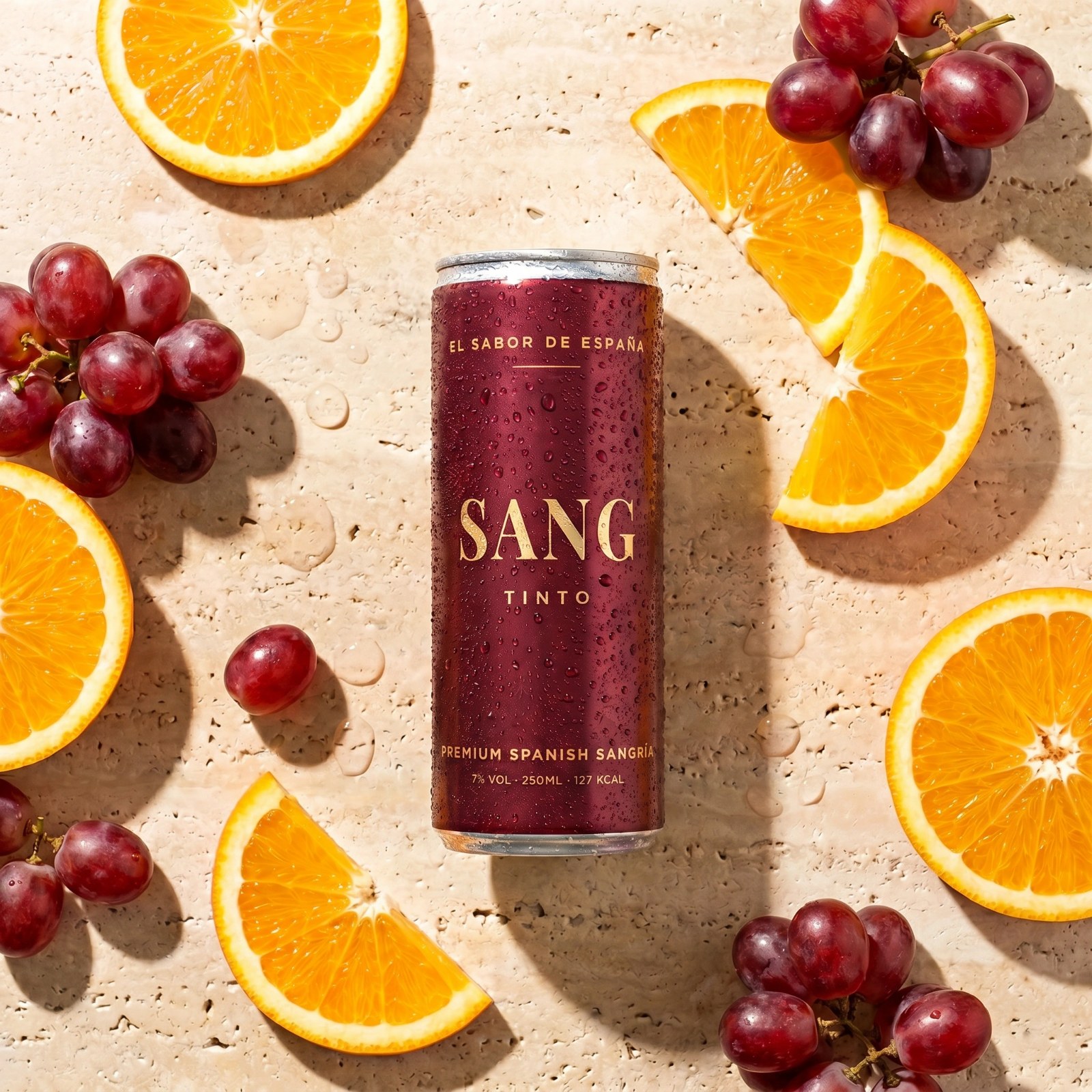 SANG Tinto met verse sinaasappel en druiven in de zon