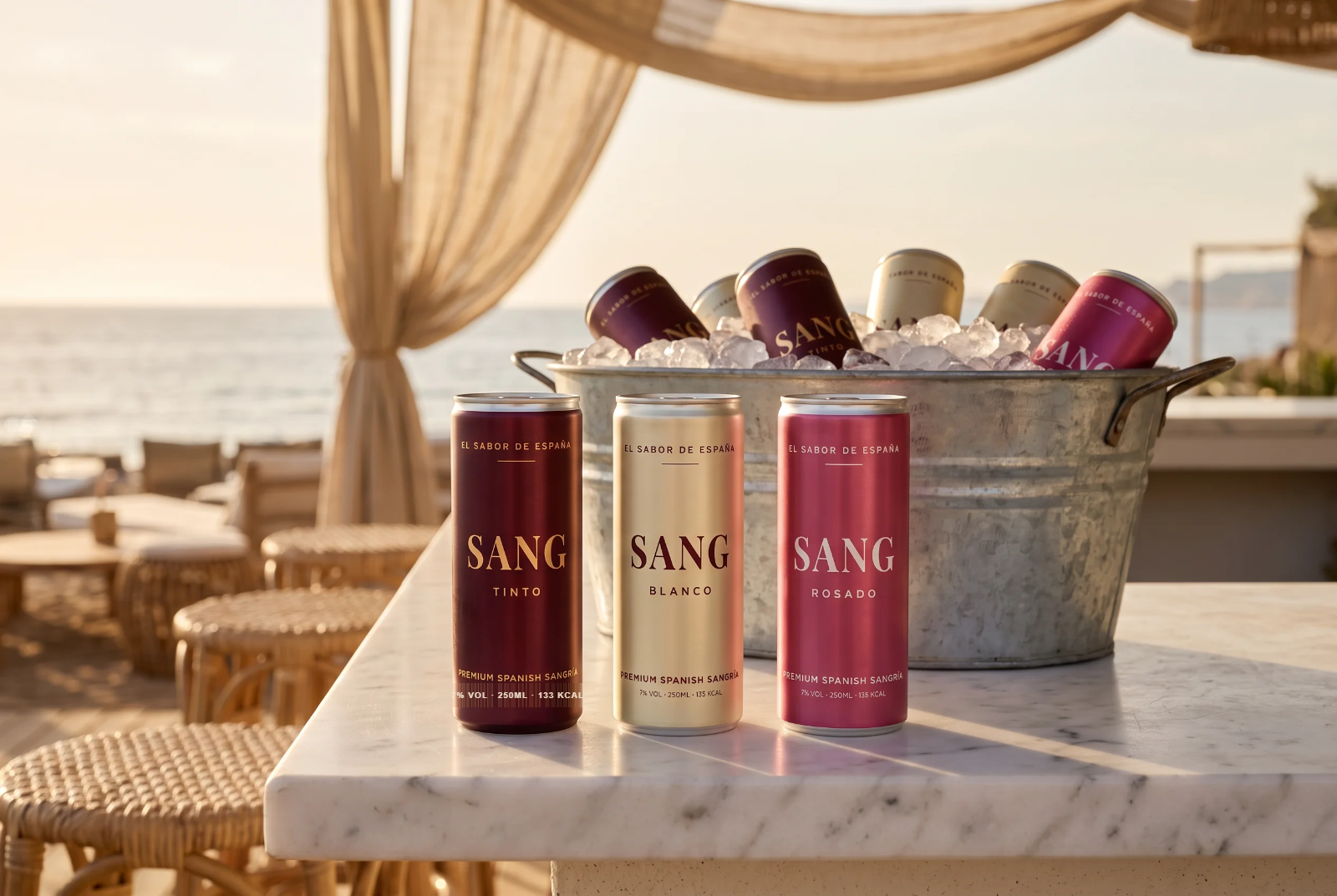 Beachclub-bar met SANG blikjes in een ijsbak